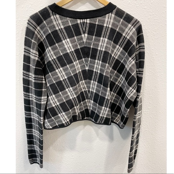 BCBGENERATION Black & White Plaid Cropped Top Sweater, Loose fitting, size XS - Picture 3 of 5